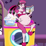 Draculaura Washing Clothes